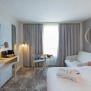 Hotel Novotel Pont De L'arc